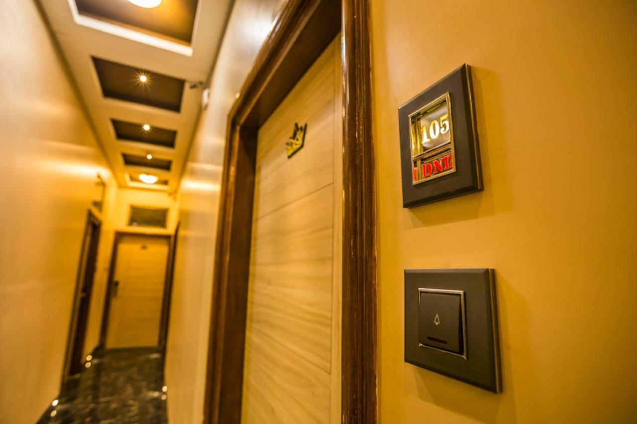 Hotel Golden Crown Mumbai Exterior photo